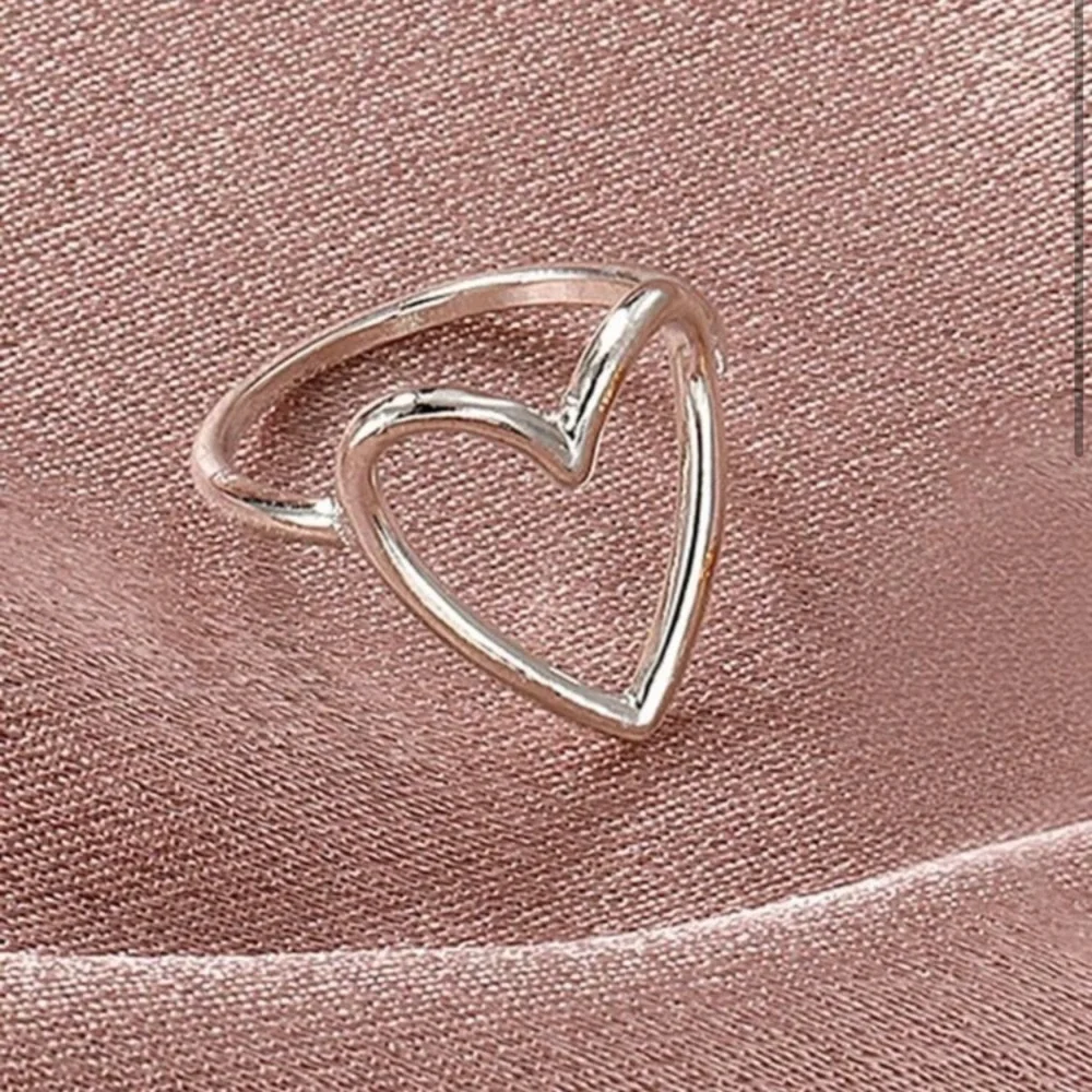 LAST ONE: Silver hollow heart ring - Picture 2 of 4
